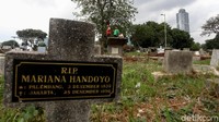 Selain bermain layang-layang, ada pula sejumlah anak-anak yang bermain permainan lain bersama teman sebayanya di area sekitar makam.