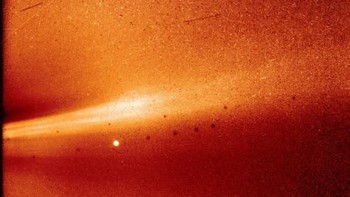 Ini adalah foto Parker yang masuk ke atmosfer Matahari. Tampak pancaran sinar dari Matahari dan penampakan terang planet Merkurius. Foto: NASA