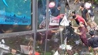 Data awal pihak kepolisian menyebutkan, lima korban akibat laka lantas ini meninggal dunia. Satu diantaranya, adalah pengendara motor yang ditabrak bus dari arah berlawanan.