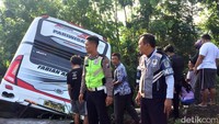Sementara empat korban tewas yang merupakan penumpang bus adalah Naksabandi (56), warga Balerejo Kauman, Kabupaten Tulungagung; Siti Fatimah (50), warga Gondangag, Kabupaten Tulungagung; Kasihaten, Kepala sekolah TK Perwari, Kecamatan/Kabupaten Tulungagung; dan Anita T (46), warga Tulungagung.