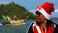 Warga melakukan prosesi adat dengan perahu hias berkunjung ke setiap rumah di Distrik Kepulauan Ambai, Yapen, Papua.