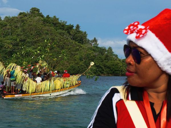 Intip Prosesi Suku Ambai Jelang Natal