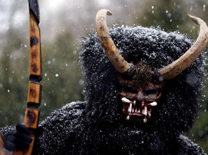 Sambut Natal, Negara Ini Punya Tradisi Iblis Bertopeng