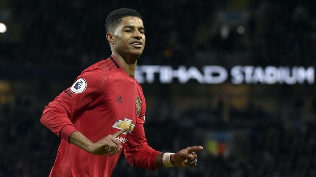 Marcus Rashford usai mencetak gol ke gawang Manchester City. (