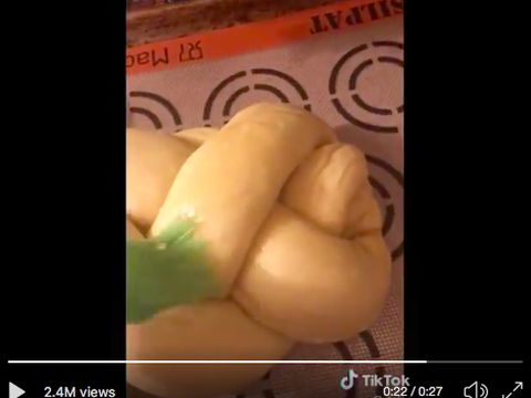Ramai Video Bikin Roti Pakai Bedak Bayi, Netizen: Dapurnya Pasti Wangi!