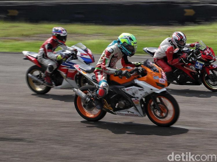 Aksi Adu Geber Pebalap di CBR Race Day 2019