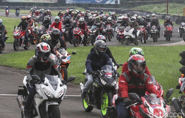 Gading Marten dan Ratusan Bikers Panaskan Aspal Sentul Gading Marten dan Ratusan Bikers Panaskan Aspal Sentul