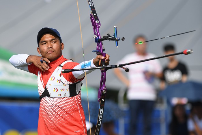 Atlet panahan Indonesia Hendra Purnama (tengah) dan Salsabila Agata Riau Ega (kanan) berjabat tangan dengan atlet panahan Myanmar Htike Lin Oo (kiri) seusai penganugerahan medali juara Panahan Recurve Individu Putra SEA Games ke-30 di Lapangan Parade Ground Clark Freeport, Filipina, Minggu (8/12/2019). Hendra Purnama berhasil meraih medali emas, Htike Lin Oo meraih medali perak dan Salsabila Agata Riau Ega meraih perunggu. ANTARA FOTO/Nyoman Budhiana/foc.
