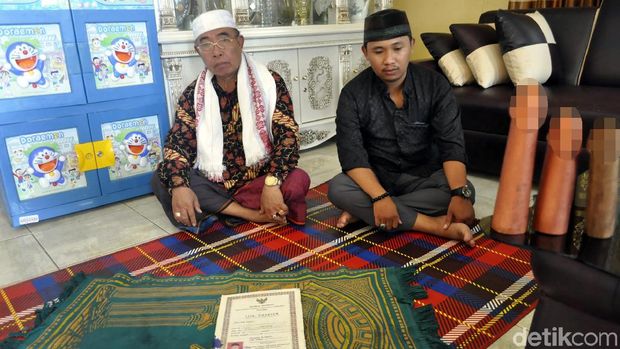 Beberapa replika Mr P terpajang di tempat praktik.