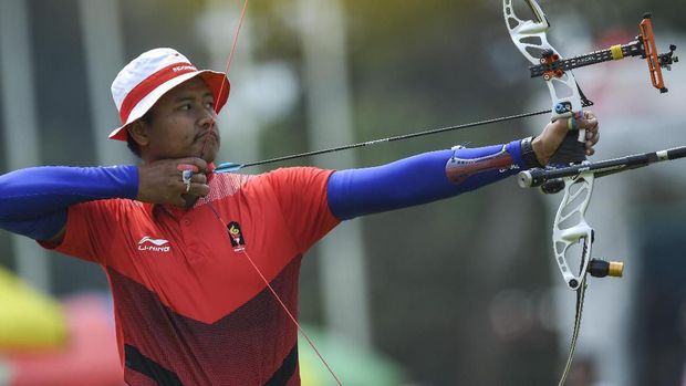 Riau Ega (foto), Hendra Purnama, Aris Dwi Pangestu raieh emas SEA Games 2019 dari nomor team recurve putra.