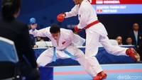 Rifki berjibaku dalam cabor final karate kumite putra kelas 60 kg.