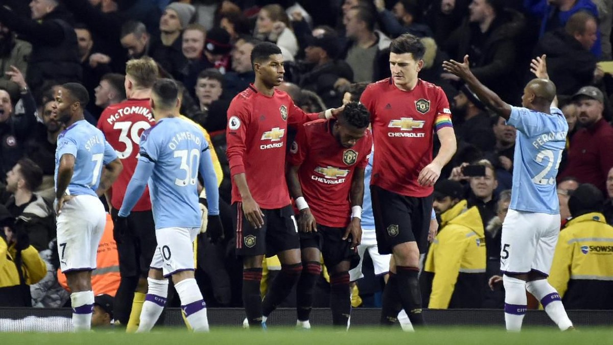 Fred jadi korban pelemparan botol dan aksi rasialisme di Etihad Stadium (Foto: AP Photo/Rui Vieira)