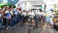Direktur Utama PT Bank Tabungan Negara (Persero) Tbk Pahala Nugraha Mansury melakukan flag off pelepasan peserta Fun Bike dalam rangka HUT ke-43 KPR Bank BTN di Jakarta, Minggu (8/12). Foto: dok. Bank BTN