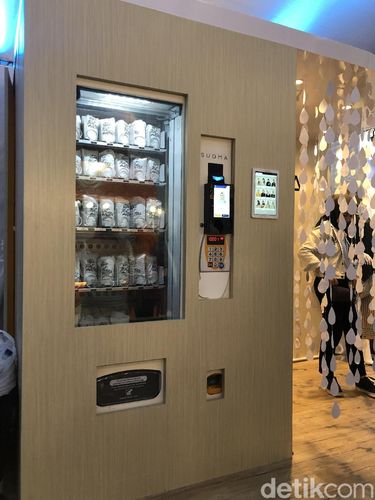 Vending machine hijab pertama di Indonesia.