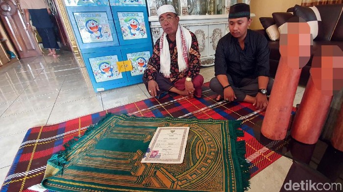 Menurut pengakuan keluarga, Mak Irot dan Mak Erot pernah bekerjasama. (Foto: Syahdan Alamsyah/detikHealth) Menurut pengakuan keluarga, Mak Irot dan Mak Erot pernah bekerjasama. (Foto: Syahdan Alamsyah/detikHealth)