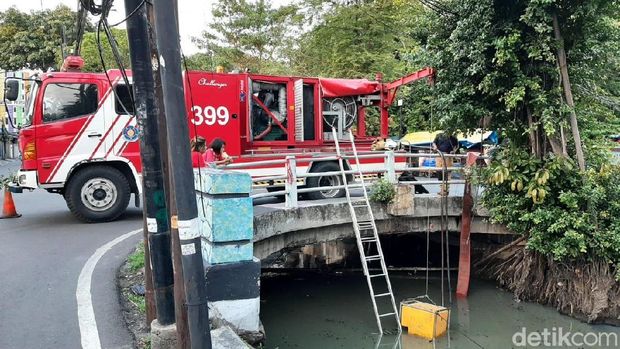 Lebih dari 3 Hari, Petugas Damkar Masih Berjibaku di Mal Lokasari