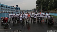 egini aksi mereka saat berfoto bersama.