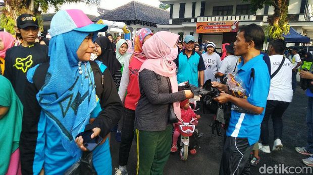 Keseruan Para Ibu Pungut Sampah Sambil Jalan Sehat di Ciamis