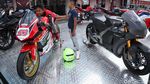 Aksi Adu Geber Pebalap di CBR Race Day 2019