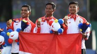Tim panahan putra Indonesia Hendra Purnama (kiri), Arif Dwi Pangestu (tengah) dan Salsabila Agata Riau Ega memperlihatkan medali seusai penganugerahan medali juara Panahan Recurve Tim Putra SEA Games ke-30 di Lapangan Parade Ground Clark Freeport, Filipina.