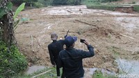 Alhasil 4 hektare sawah siap panen terendam oleh danau dadakan ini.