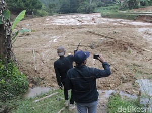 Petugas Kesulitan Pulihkan Jalan yang Tertutup Danau Lumpur di KBB