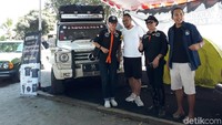 Mengingat untuk menaklukkan puluhan ribu kilometer, ketujuh orang itu hanya menggunakan 2 unit mobil klasik. Adapun 2 mobil tersebut masing-masing Mercedes-Benz W123 E280 keluaran tahun 1983 dan Mercedes-Benz W463 G300 keluaran tahun 1995. Foto: Pradito Rida Pertana