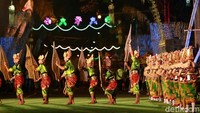Tidak hanya para penari dan aksi teatrikal yang ditampilkan dengan memikat, pawai mobil dengan aneka lampu yang menampilkan miniatur budaya daerah juga mampu mencuri perhatian masyarakat yang ada di sepanjang jalan protokol kota, Sabtu malam (7/12/2019).