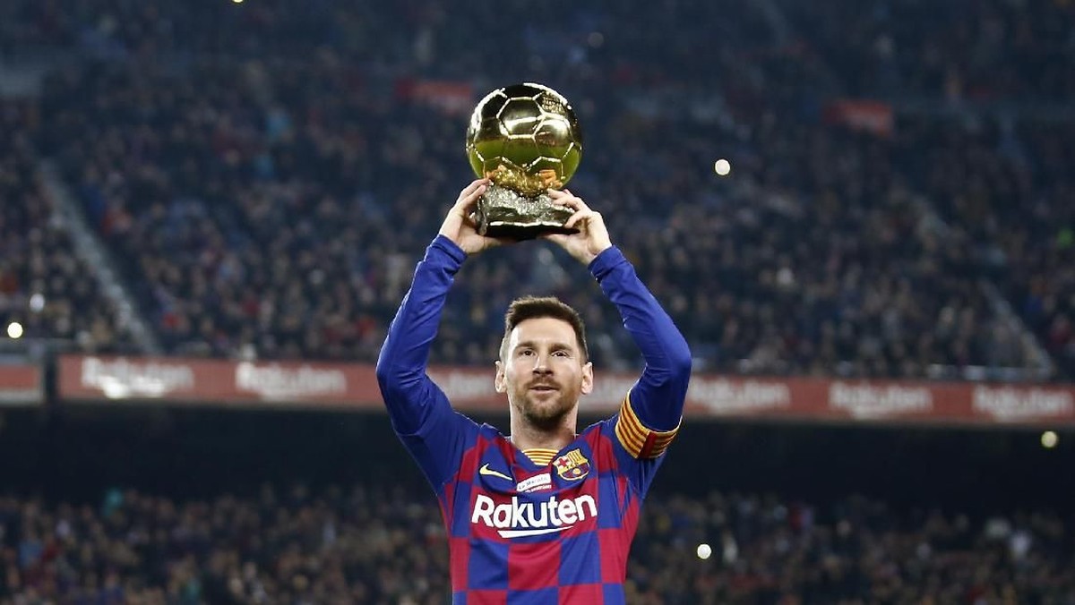 Lionel Messi mengangkat trofi Ballon dOr keenamnya. (Foto: Joan Monfort/AP Photo)