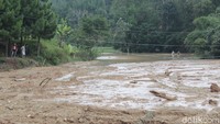 etinggian air mencapai lima meter, bercampur lumpur yang menyumbat aliran Sungai Cibuluh.