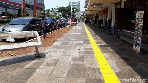 Ada Kursi Taman di Trotoar Cikini Raya, Ini Komentar Pejalan Kaki
