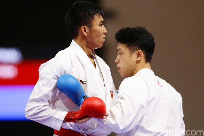 Atlet karate putra Indonesia Rifki Ardiansyah Arrosyiid sukses menyumbang medali perak. Yuk, intip foto-fotonya.