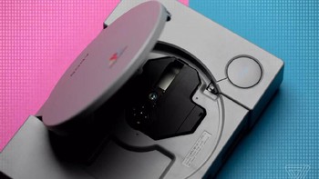 Ciri khas warna abunya dan pemutar CD yang senantiasa harus bersih agar tidak error tentunya. Foto: The Verge