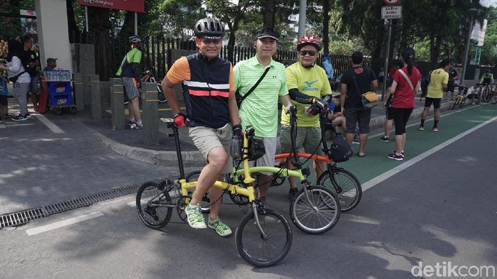 Willy dan dua rekannya aktif bersepeda menggunakan Brompton kesayangan. Foto: Nafilah Sri Sagita/detikHealth Willy dan dua rekannya aktif bersepeda menggunakan Brompton kesayangan. Foto: Nafilah Sri Sagita/detikHealth