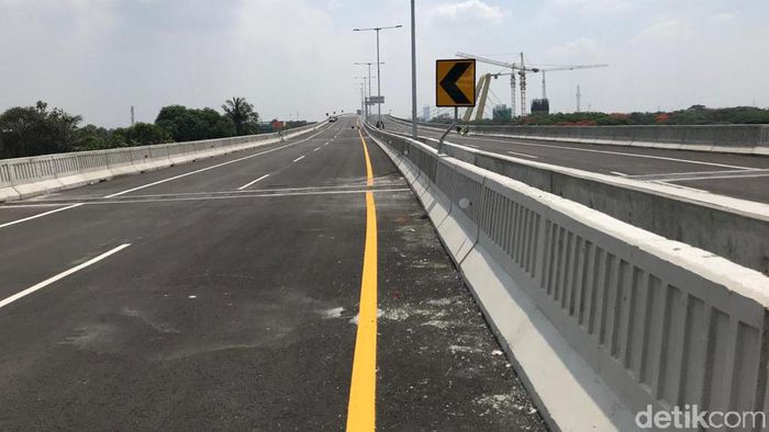 Foto: Cerita Warga Rela Tunggu 6 Jam Demi Jajal Tol Japek Layang (Rolando/detikcom Foto: Cerita Warga Rela Tunggu 6 Jam Demi Jajal Tol Japek Layang (Rolando/detikcom