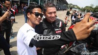 Ia juga sempat asyik swafoto bersama para komunitas.