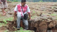 Retakan juga terlihat di pematang sawah warga sehingga membuat undakan-undakan dengan tinggi mencapai satu meter.