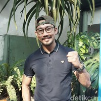 Begini tampilan Denny Sumargo kalau pas lagi senyum. Lesung pipitnya bikin salah fokus. Foto: Khadijah Nur Azizah/detikHealth