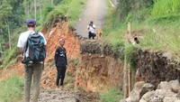 Sejumlah warga langsung mengungsi akibat fenomena tersebut.