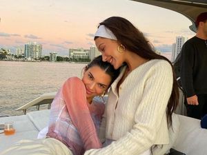 Liburan Bareng, Kendall Jenner dan Bella Hadid Pamer Foto Mesra