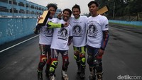 egini salah satu ekspresi para pebalap usai memenangkan Indonesia CBR Race Day 2019 seri ketiga.