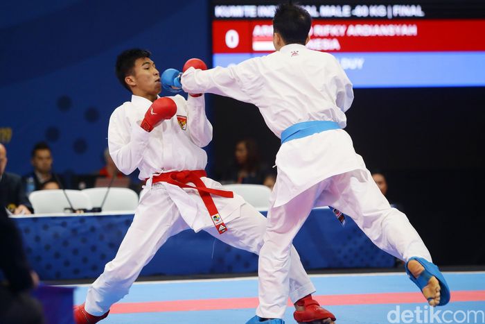 Rifki Arrosyiid Sumbang Perak untuk Indonesia Atlet karate putra Indonesia Rifki Ardiansyah Arrosyiid sukses menyumbang medali perak. Yuk, intip foto-fotonya.