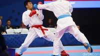 Rifki saat menghindari pukulan keras dari wakil Vietnam.