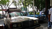Ketujuh orang itu adalah Aminollah sebagai Team leader mengembara lintas dunia, Adi sebagai road manager, Darwin Nugraha sebagai film maker, istri Darwin yakni Elsa Laili sebagai penulis perjalanan dan anak laki-laki Darwin dan Elsa. Sedangkan 2 orang lagi adalah Syafril sebagai mekanik dan Restu sebagai asisten mekanik. Foto: Pradito Rida Pertana