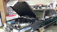 Secara visual masih orisinil, hanya mesin yang bermasalah, karena dipakai buat pelan tidak bisa, ini (mobil Merccy eks Gus Dur) maunya RPM tinggi terus, kan 4.500 cc ini. Foto: Pradito Rida Pertana