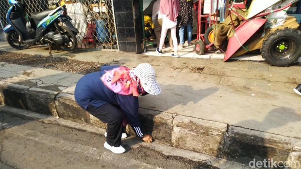 Keseruan Para Ibu Pungut Sampah Sambil Jalan Sehat di Ciamis