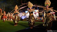 Kabupaten Banyuwangi sukses menggelar Festival Kuwung. Event yang menyuguhkan kekayaan seni budaya daerah dalam kemasan sebuah pertunjukan megah ini berlangsung dengan begitu meriah. Ribuan masyarakat pun antusias menyaksikan acara di sepanjang rute yang dilalui.