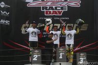 Podium pemenang Indonesia CBR Race Day Kelas Kom A 250 CC. 