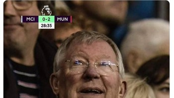Tentunya Opa Fergie juga yang menyaksikan langsung pertandingan ini. Foto: Screenshoot