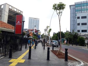 Selain Bangku, DKI Akan Lengkapi Trotoar dengan Bollard-Penunjuk Jalan